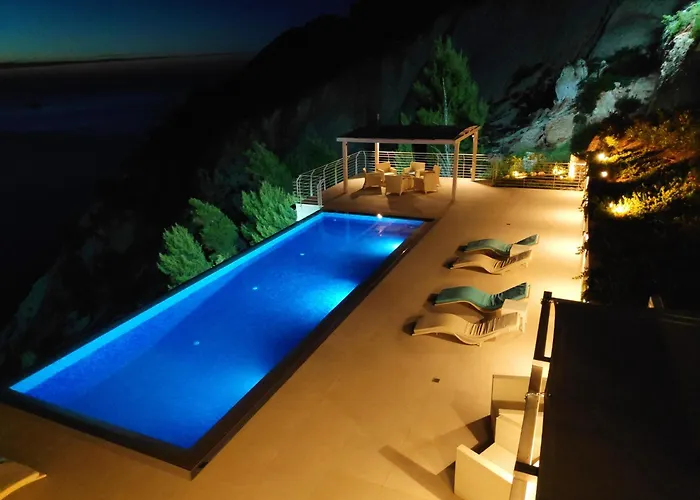 Okeanos Vine Luxury Vilă *