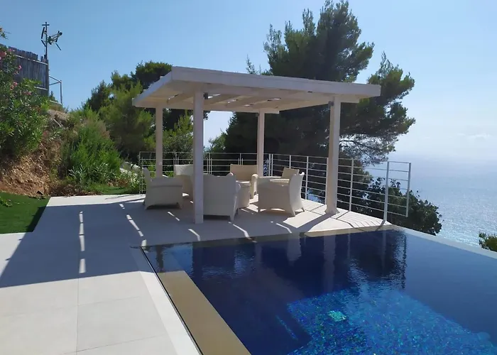 Okeanos Vine Luxury Vilă *